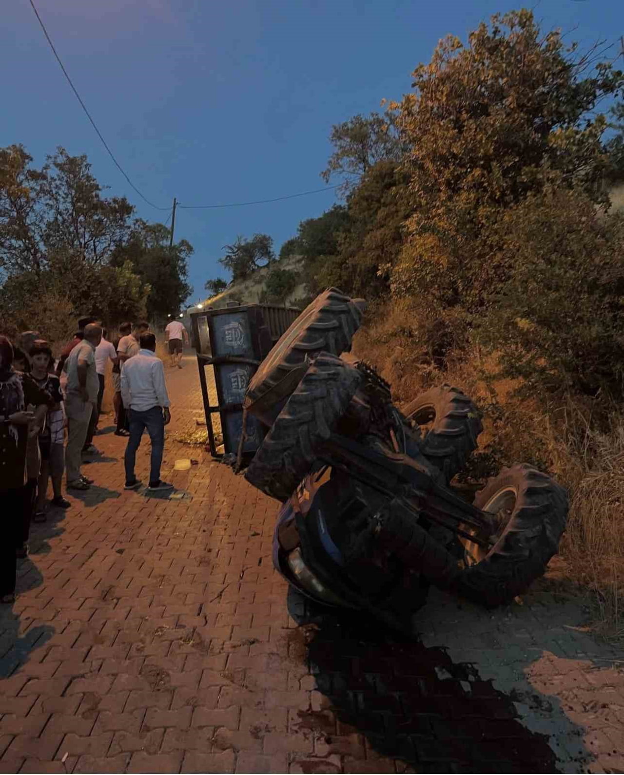 SİİRT’TE TRAKTÖR VE RÖMORK DEVRİLDİ 5 YARALI