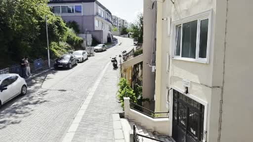 Şile’deki ‘üstünden yol geçen bina’ gündem oldu: Ev sakinleri durumdan memnun