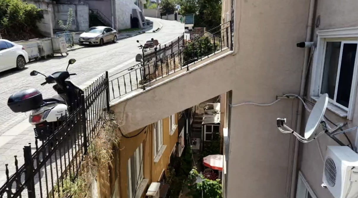 ŞİLE PLAJ YOLU CADDESİ'NDE İNŞA EDİLEN 2 KATLI BİNA, YAPILIŞ ŞEKLİ VE HEMEN ÜSTÜNDEN GEÇEN...