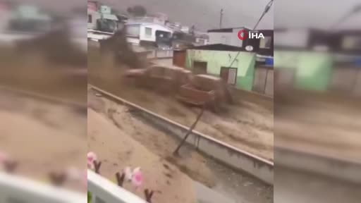 Şili'nin Tocopilla kentini vuran sel, park halindeki araçları sürükledi.