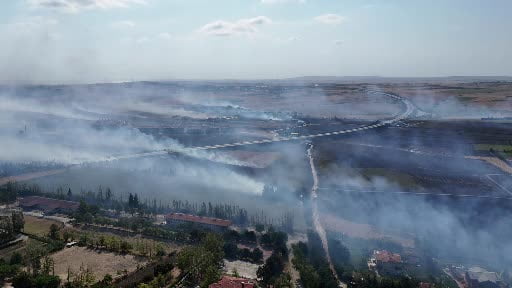 Silivri'de tarla yangını böyle görüntülendi