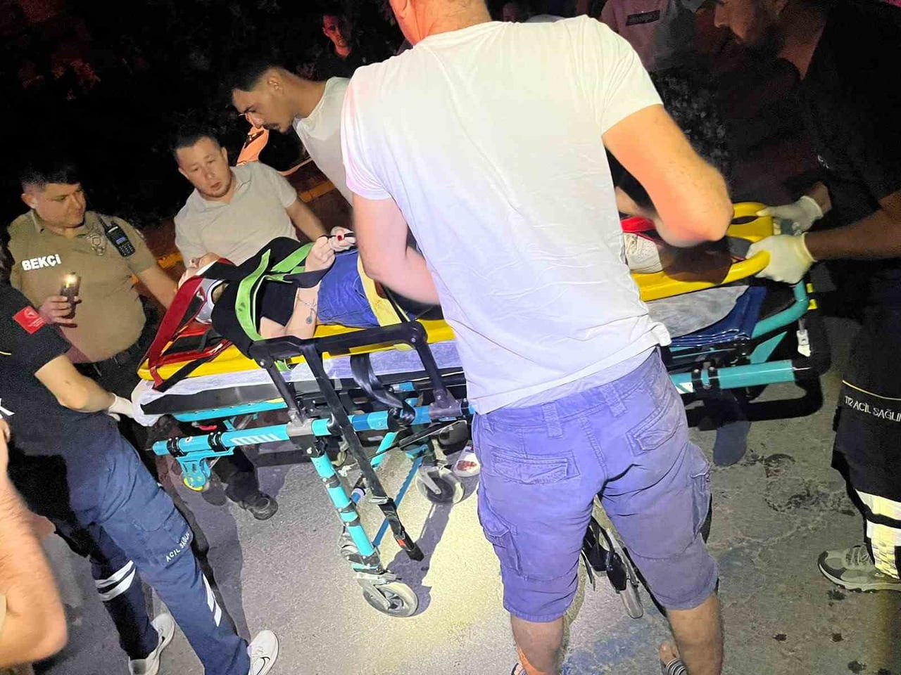 SINDIRGI’DA OTOMOBİL KANALA UÇTU: 2 YARALI