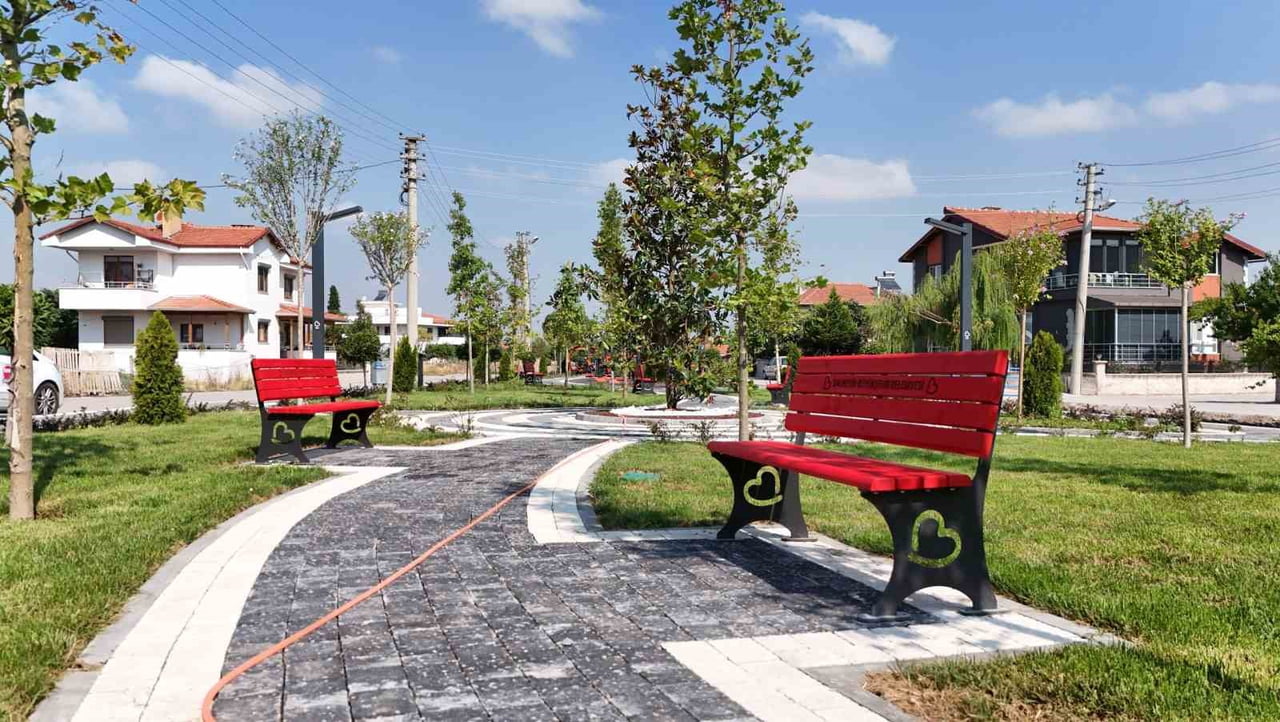 SINDIRGI’DA YENİ YEŞİL ALANLAR YAPILDI