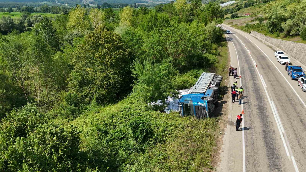 SİNOP'TA UN YÜKLÜ TIRIN VİRAJDA KONTROLDEN ÇIKARAK YAN YATMASI SONUCU MEYDANA GELEN KAZADA ARAÇTA...