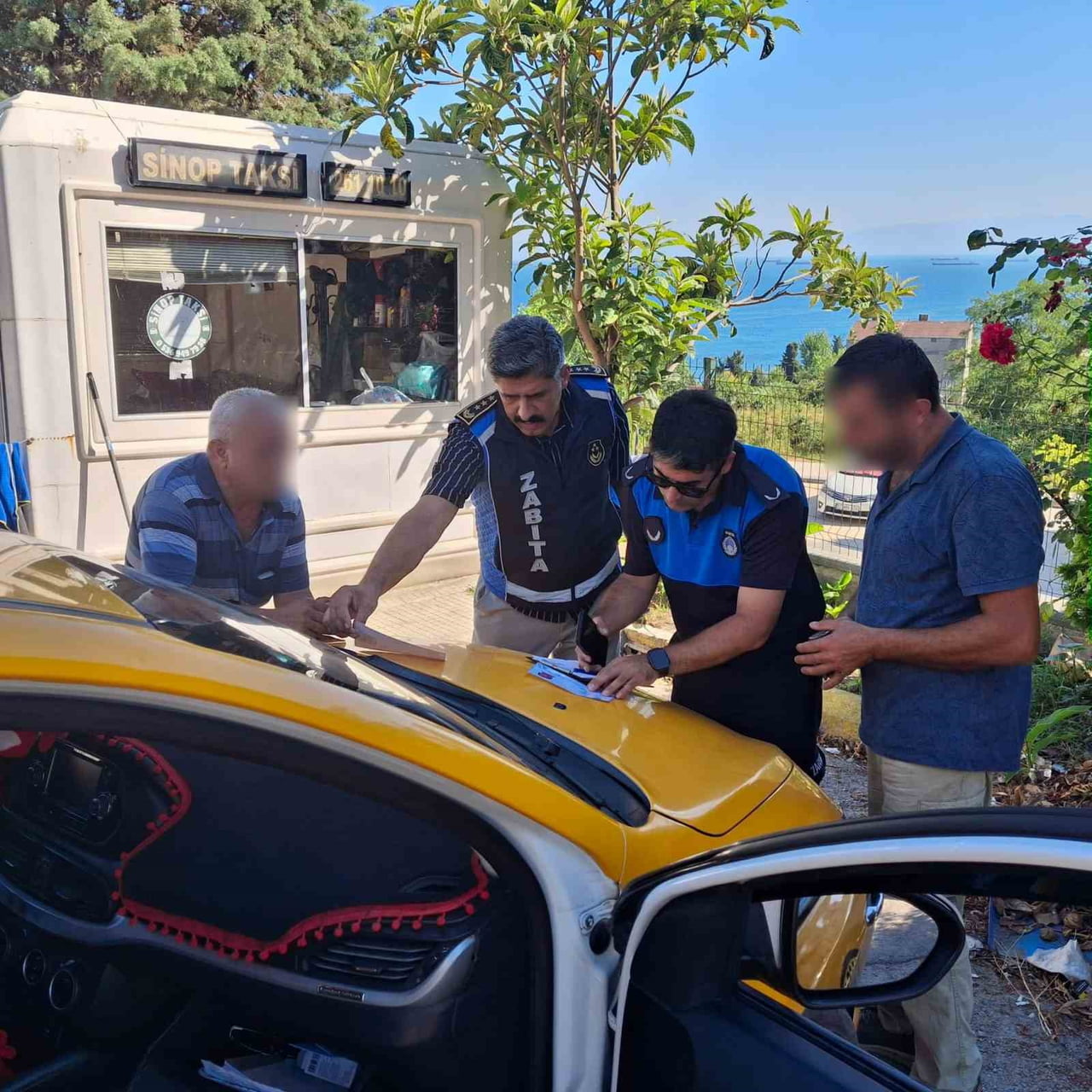 SİNOP BELEDİYESİ ZABITA EKİPLERİ, KENT GENELİNDEKİ TİCARİ TAKSİLERİN ÇALIŞMA RUHSATLARI İLE...