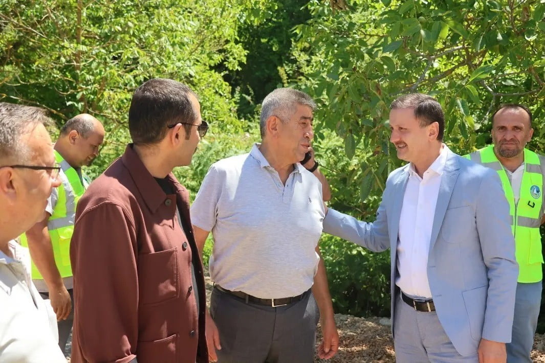 SİNOP İL ÖZEL İDARESİ GENEL SEKRETERİ YAHYA ÇINKIL (MAVİ CEKETLİ) İLE ERFELEK KAYMAKAMI ALİ TUĞRUL...
