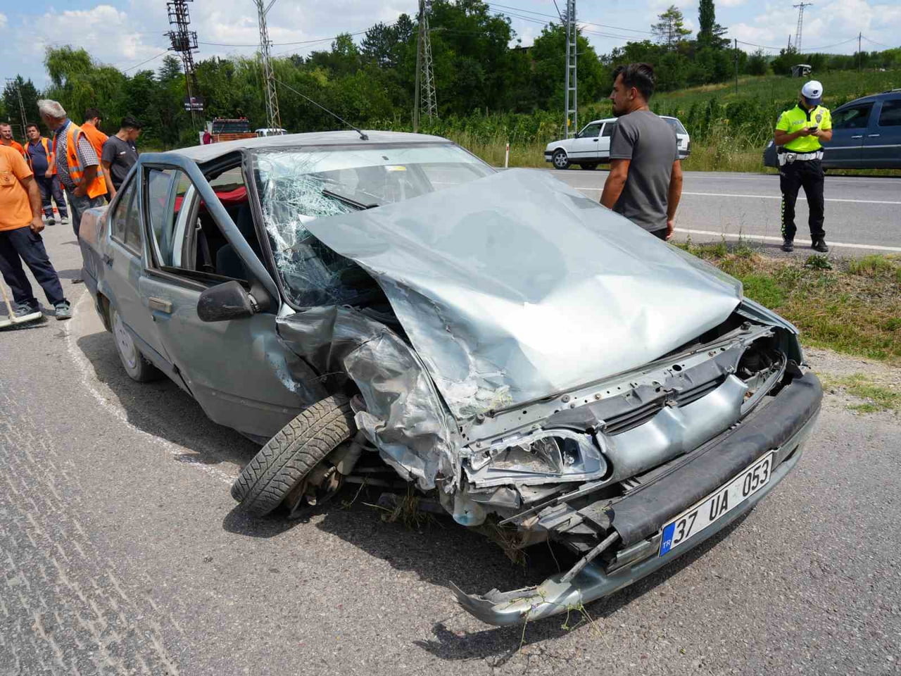 SİNOP-KASTAMONU KARA YOLU ÜZERİNDE AYNI YÖNDE SEYREDEN OTOMOBİL İLE KAMYONETİN ÇARPIŞTI. YAŞANAN...