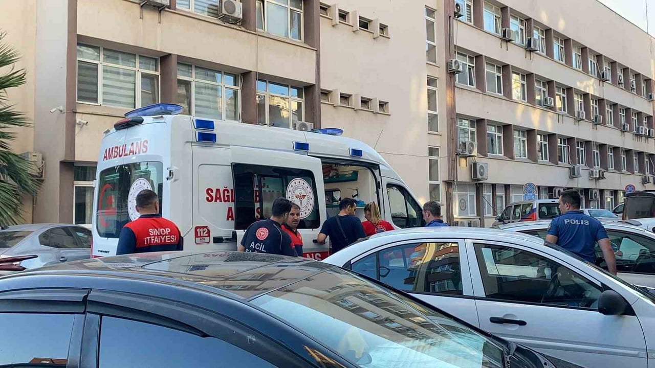 SİNOP’TA BİR BİNANIN 5. KAT PENCERESİNE ÇIKARAK İNTİHAR GİRİŞİMİNDE BULUNAN KADIN, EKİPLERİN...