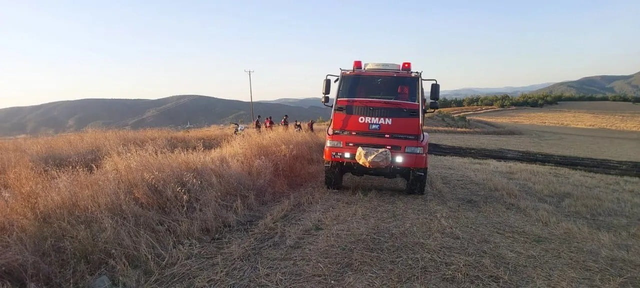SİNOP’UN SARAYDÜZÜ İLÇESİNE BAĞLI AKBELEN KÖYÜ YAKINLARINDA ÇIKAN TARLA YANGINI, EKİPLERİN...