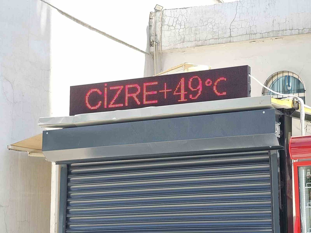 ŞIRNAK'IN CİZRE İLÇESİNDE TERMOMETRELER 49 DERECEYİ GÖSTERDİ. KAVURUCU SICAKLAR NEDENİYLE GÜNDÜZ...