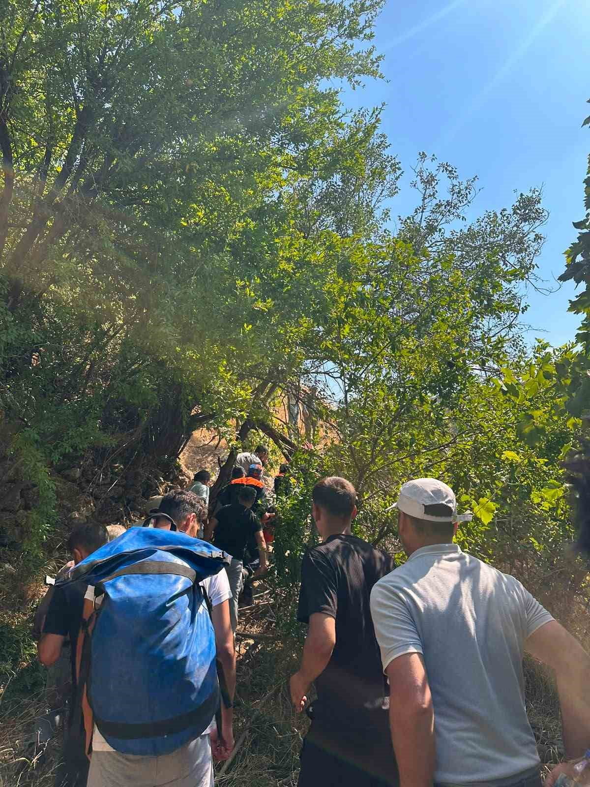 ŞIRNAK'IN GÜÇLÜKONAK İLÇESİNDE BAHÇE MEVKİİNDE AĞAÇTAN DÜŞEN 50 YAŞINDAKİ VATANDAŞ, KARA YOLU...