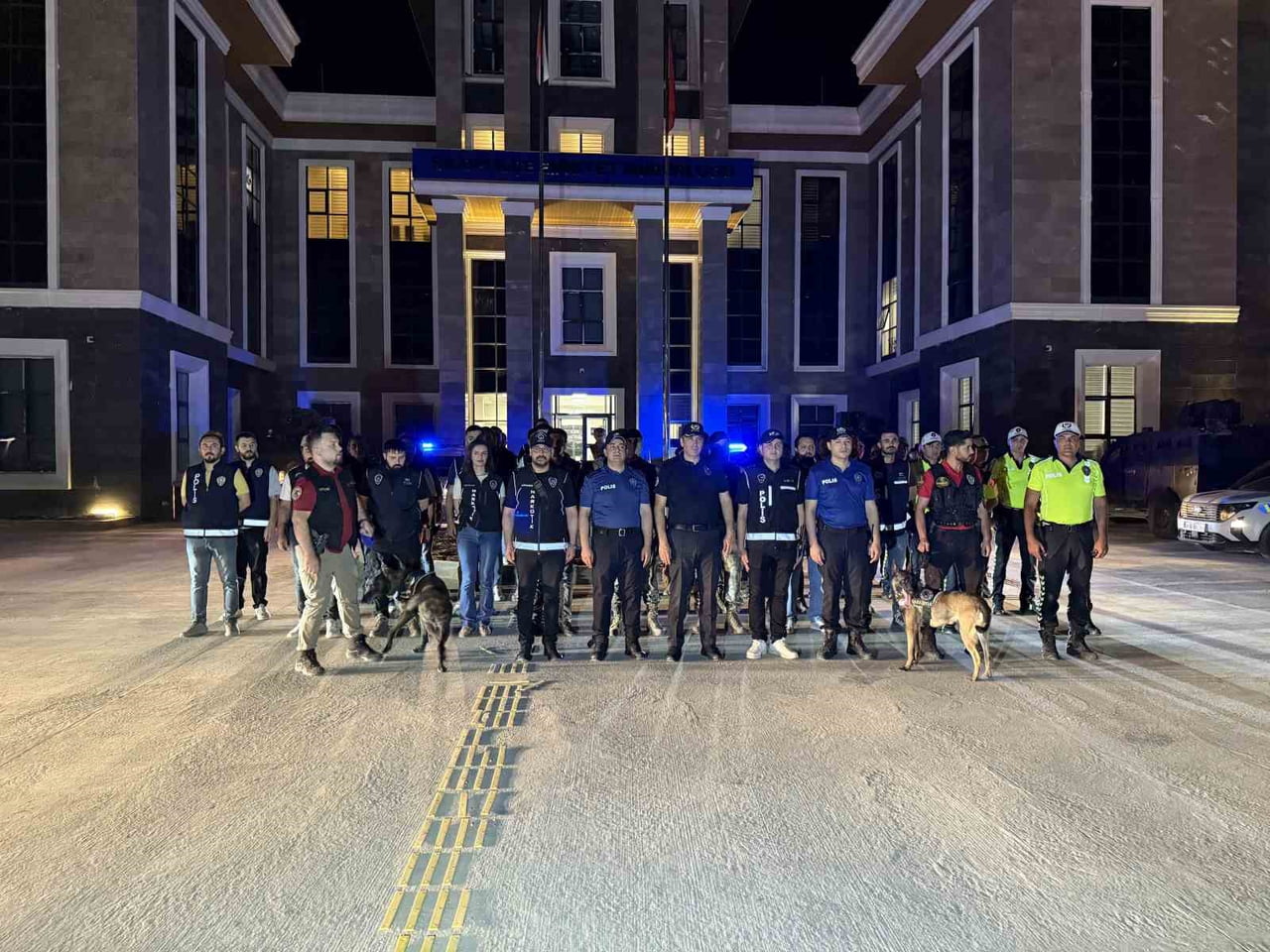 ŞIRNAK İL EMNİYET MÜDÜRÜ VOLKAN SAZAK, İL GENELİNDE SÜRDÜRÜLEN HUZUR VE GÜVEN UYGULAMALARI...