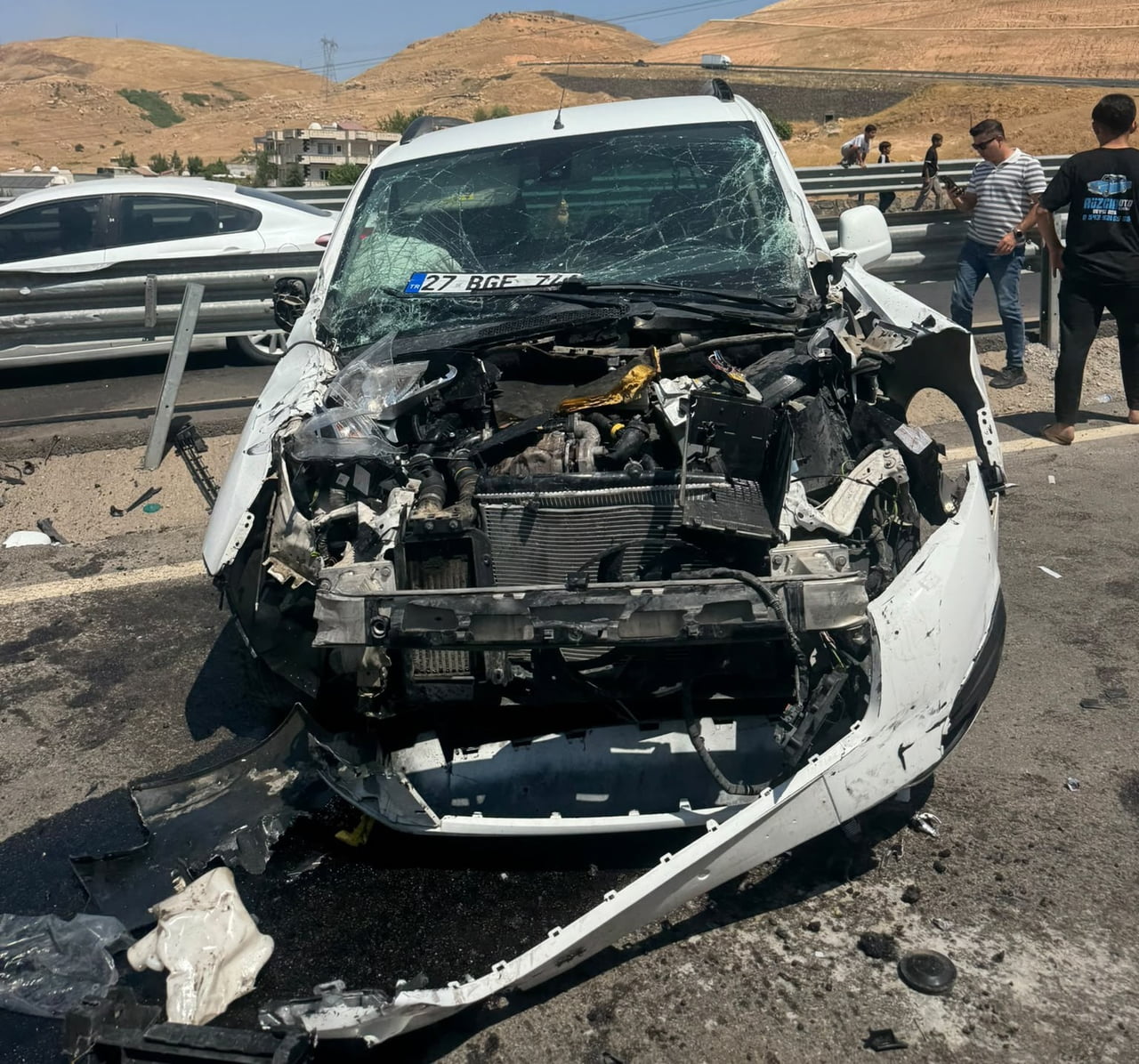ŞIRNAK’IN CİZRE İLÇESİNDE KONTROLDEN ÇIKARAK BARİYERLERE ÇARPAN KAMYONETTEKİ 2’Sİ ÇOCUK 5 KİŞİ...