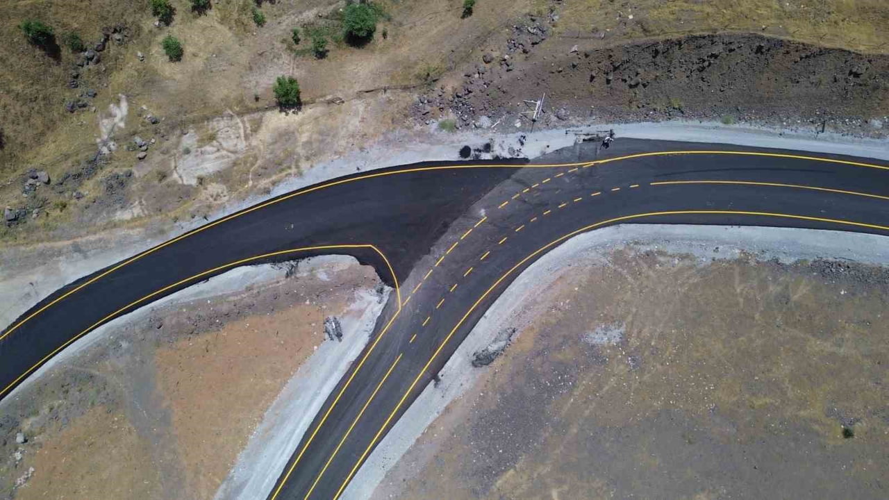 ŞİRVAN’DA 15 KÖYÜN KULLANDIĞI GRUP YOLUNDA ASFALT ÇALIŞMALARI TAMAMLANDI