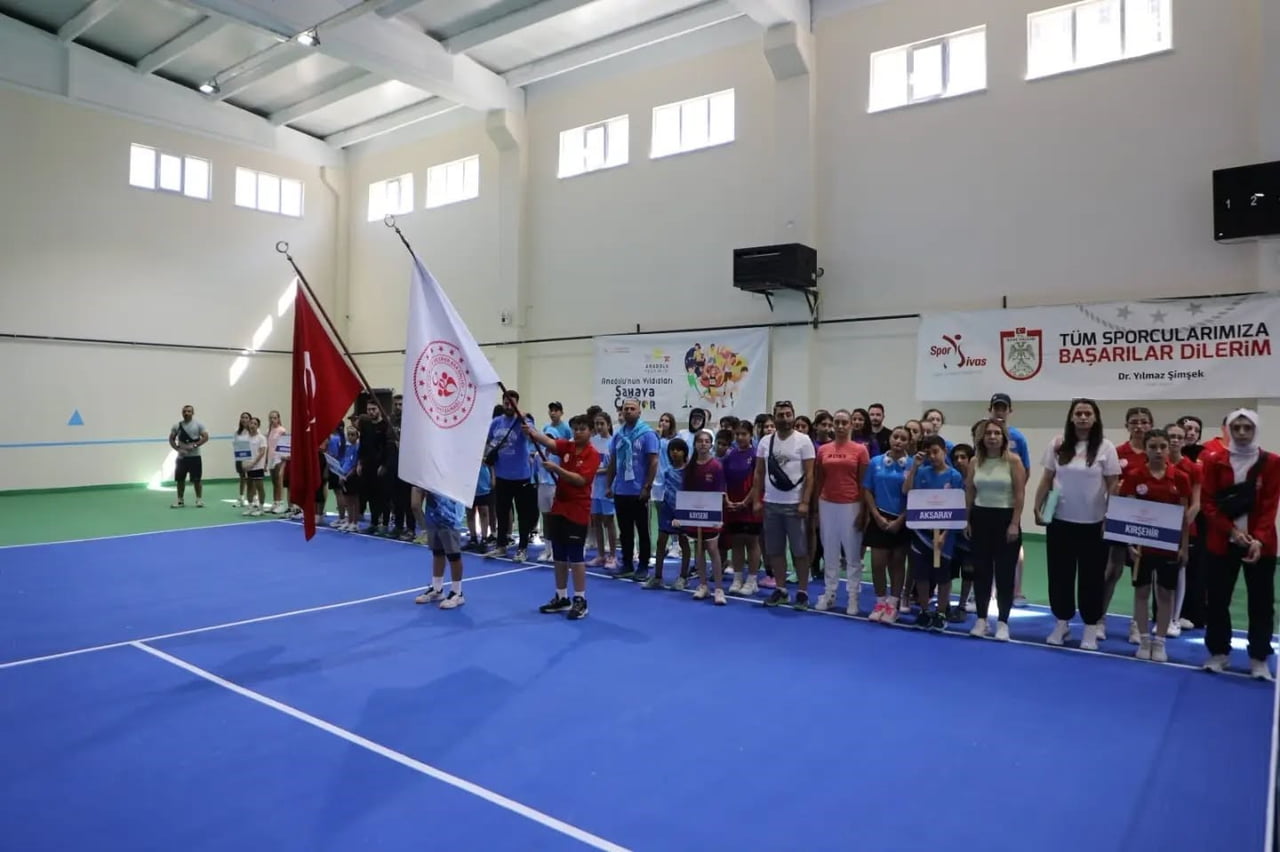 SİVAS'IN EV SAHİPLİĞİNDE DÜZENLENEN ANALİG TENİS 1. ETAP 4. GRUP MÜSABAKALARI, HİZMETE YENİ AÇILAN...