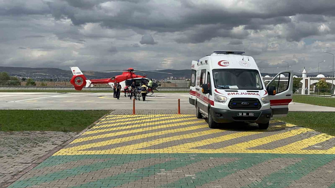 SİVAS'IN SUŞEHRİ İLÇESİNDE MEYDANA GELEN TRAFİK KAZASINDA YOLCU MİNİBÜSÜ ŞARAMPOLE UÇTU, İLK...