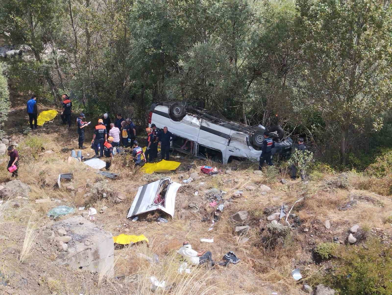 SİVAS'IN SUŞEHRİ İLÇESİNDE MEYDANA GELEN TRAFİK KAZASINDA YOLCU MİNİBÜSÜ ŞARAMPOLE UÇTU, İLK...