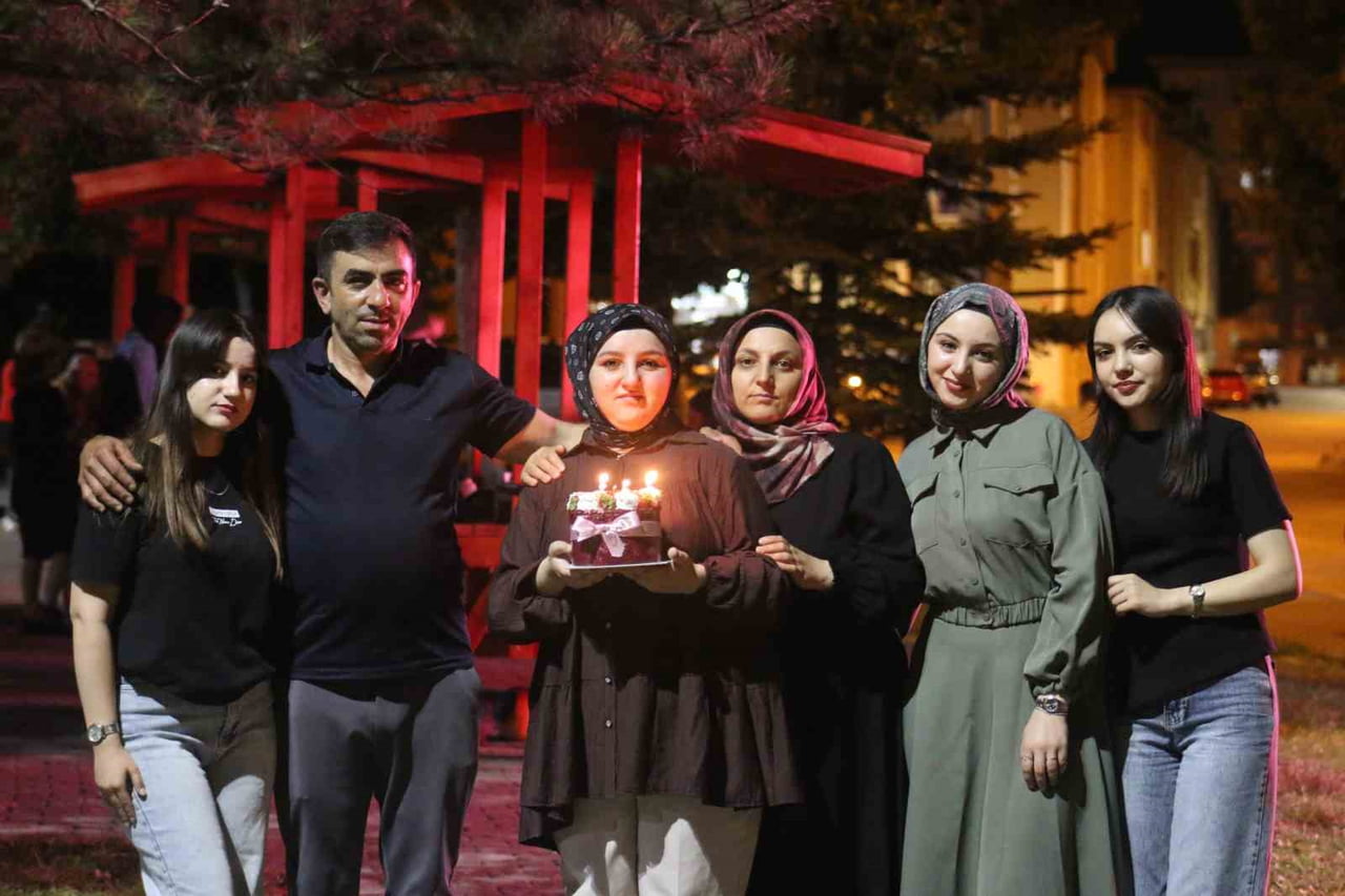 SİVAS'TA 1,5 YAŞINDA GEÇİRDİĞİ KAZA SONUCU İŞİTME ENGELLİ OLAN ESRA GEDİKLİ İÇİN 17'NCİ YAŞ...