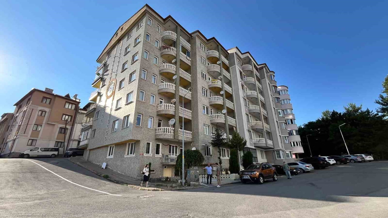 SİVAS'TA APARTMAN SAKİNLERİ BAHÇE DUVARI ÖRMEK İSTEDİKLERİNDE BELEDİYENİN KENDİ ARAZİLERİNDE YOL...