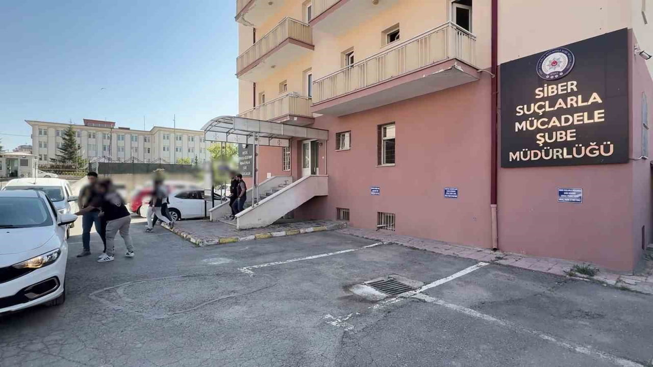 SİVAS'TA DÜZENLENEN OPERASYONDA BANKA HESAP BİLGİLERİNİ YASA DIŞI BAHİS İŞLEMLERİNDE KULLANDIRTAN...