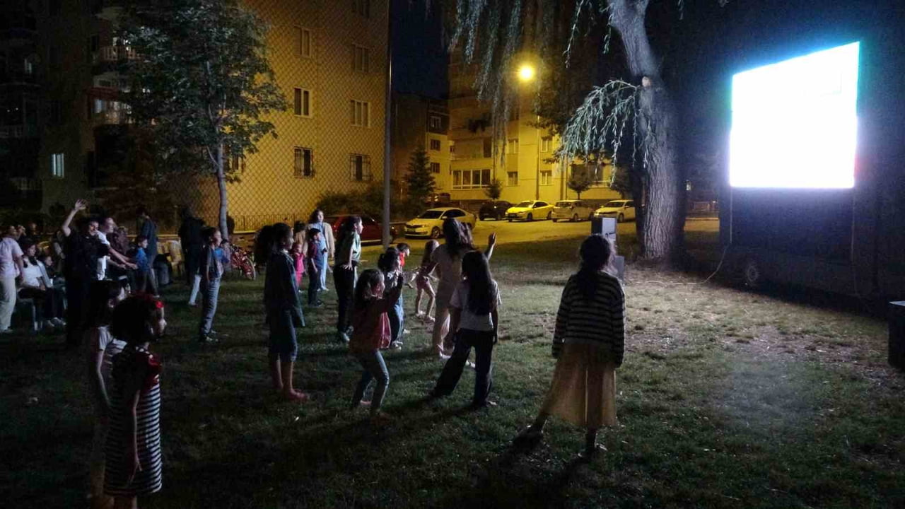 SİVAS'TA MEVLANA MAHALLESİ MAHALLE PARKINDA DÜZENLENEN AÇIK HAVA SİNEMASI ETKİNLİĞİNDE HUZUREVİ...