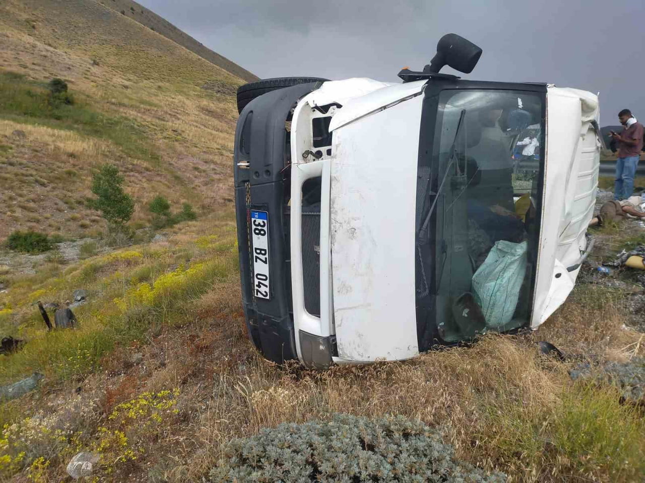 SİVAS'TA OTOMOBİL VE MİNİBÜSÜN KARIŞTIĞI KAZADA 5'İ ÇOCUK 11 KİŞİ YARALANDI.