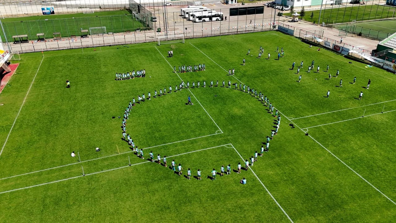 SİVAS BELEDİYESPOR KULÜBÜ'NÜN YAZ SPOR OKULLARI'NDA 9 FARKLI BRANŞTA BİNİ AŞKIN ÇOCUK SPORLA...