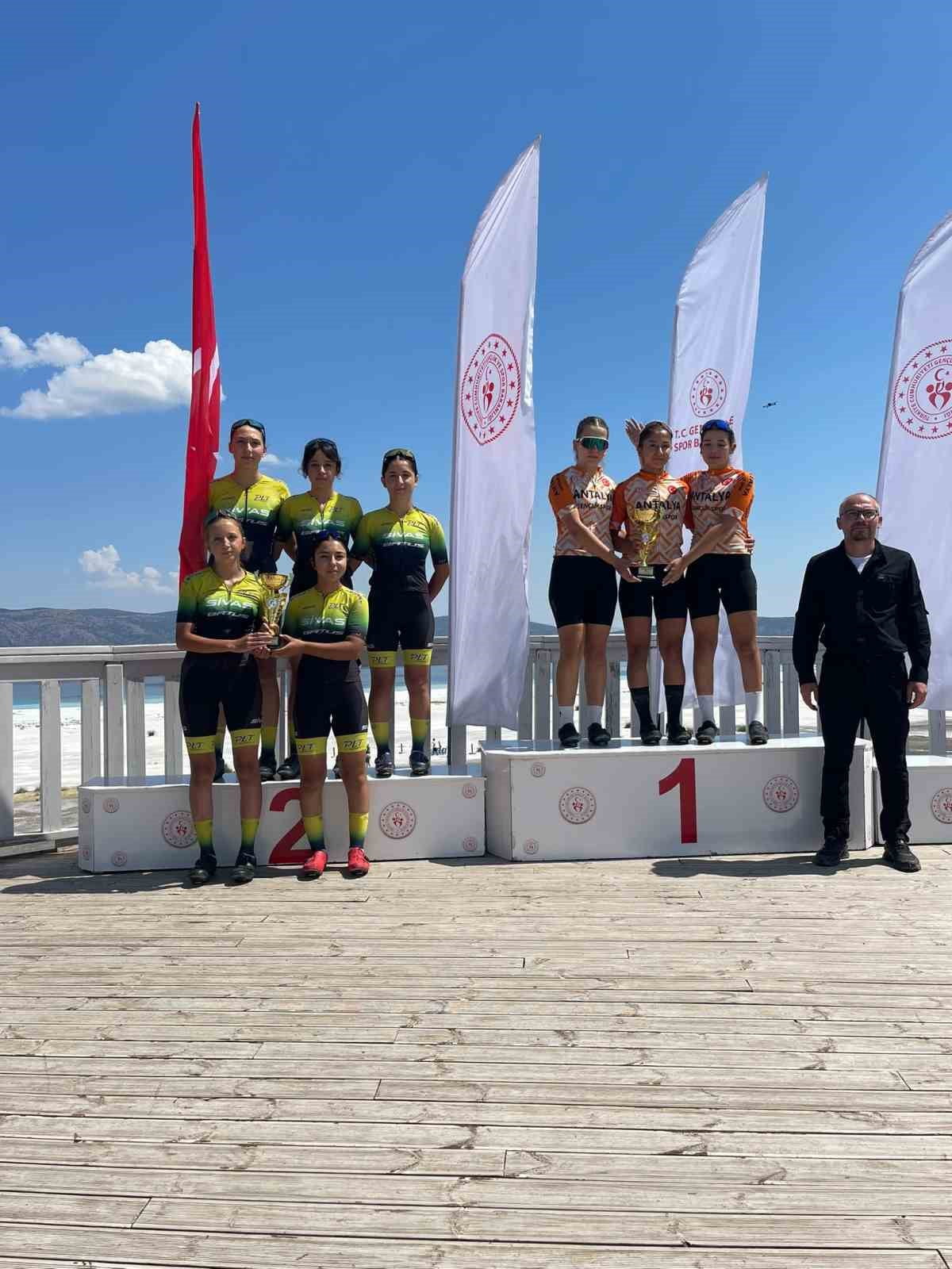 SİVAS GENÇLİK SPOR KULÜBÜ BİSİKLET TAKIMI, BURDUR’DA DÜZENLENEN YEŞİLAY U17 KADINLAR TÜRKİYE...