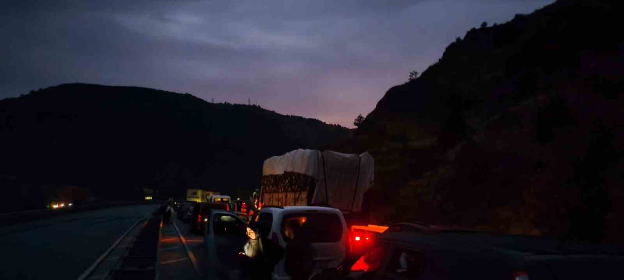 SİVAS’IN KOYULHİSAR İLÇESİ İLE GİRESUN’UN ŞEBİNKARAHİSAR İLÇESİ ARASINDAKİ YOLDA, YOĞUN YAĞIŞ...
