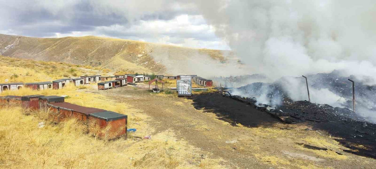 SİVAS’IN ŞARKIŞLA İLÇESİ GÜNDÜZÜN YAZI MEVKİİNDE BULUNAN ESKİ ÇÖPLÜK ALANINDA YANGIN...