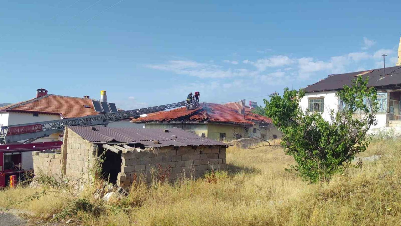 SİVAS’IN ŞARKIŞLA İLÇESİNDE MÜSTAKİL BİR EVDE ÇIKAN YANGINDA 1 KİŞİ DUMANDAN...
