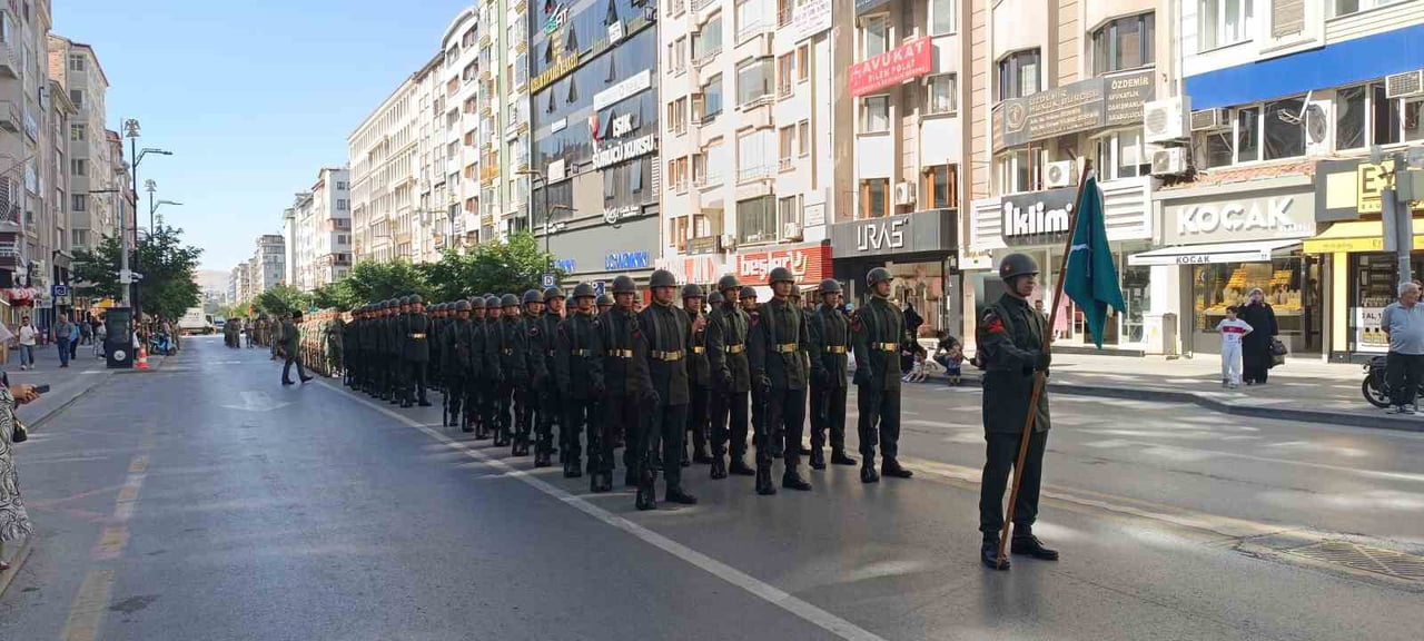 SİVAS’TA 30 AĞUSTOS ZAFER BAYRAMI ÖNCESİ PROVASI YAPILDI. VATANDAŞLARIN YOĞUN İLGİ GÖSTERDİĞİ...