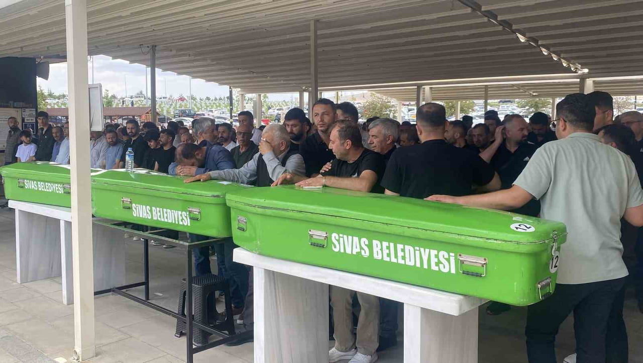 SİVAS’TA DÜN MEYDANA GELEN TRAFİK KAZASINDA HAYATINI KAYBEDEN 4 KİŞİDEN 3’Ü SON YOLCULUĞUNA...