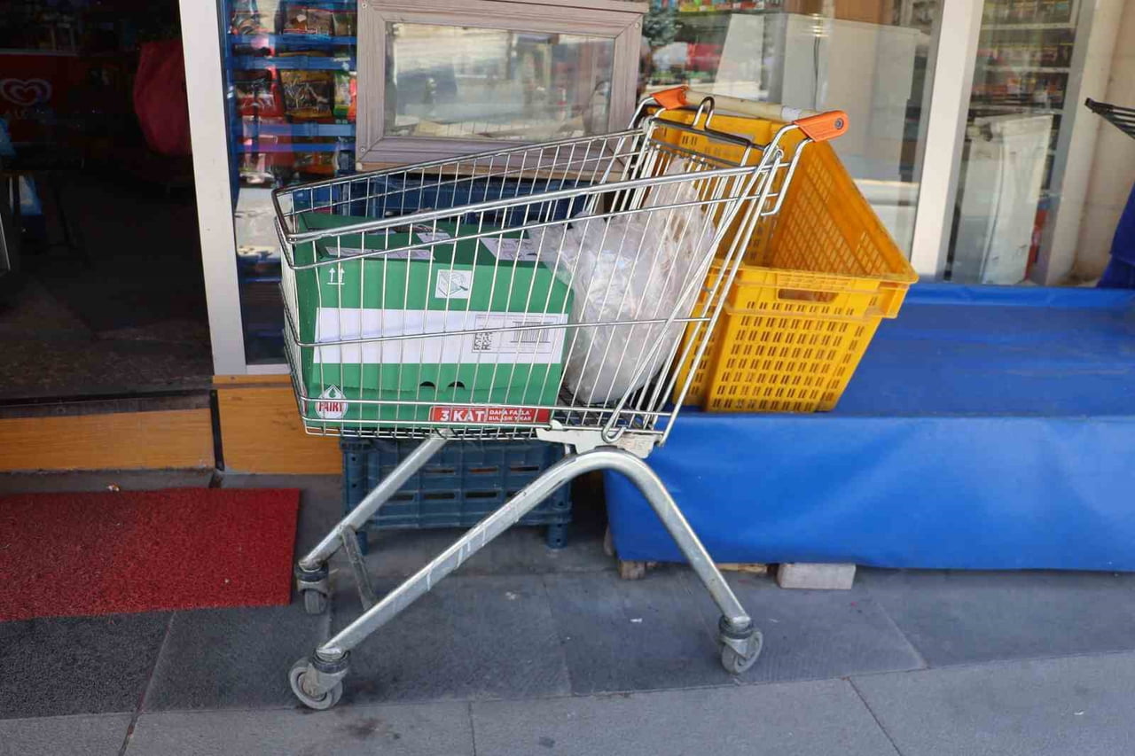 SİVAS’TA GEÇTİĞİMİZ GÜNLERDE BİR BAKKALIN ÖNÜNDEN ÇALINAN MARKET ARABASI BULUNDU