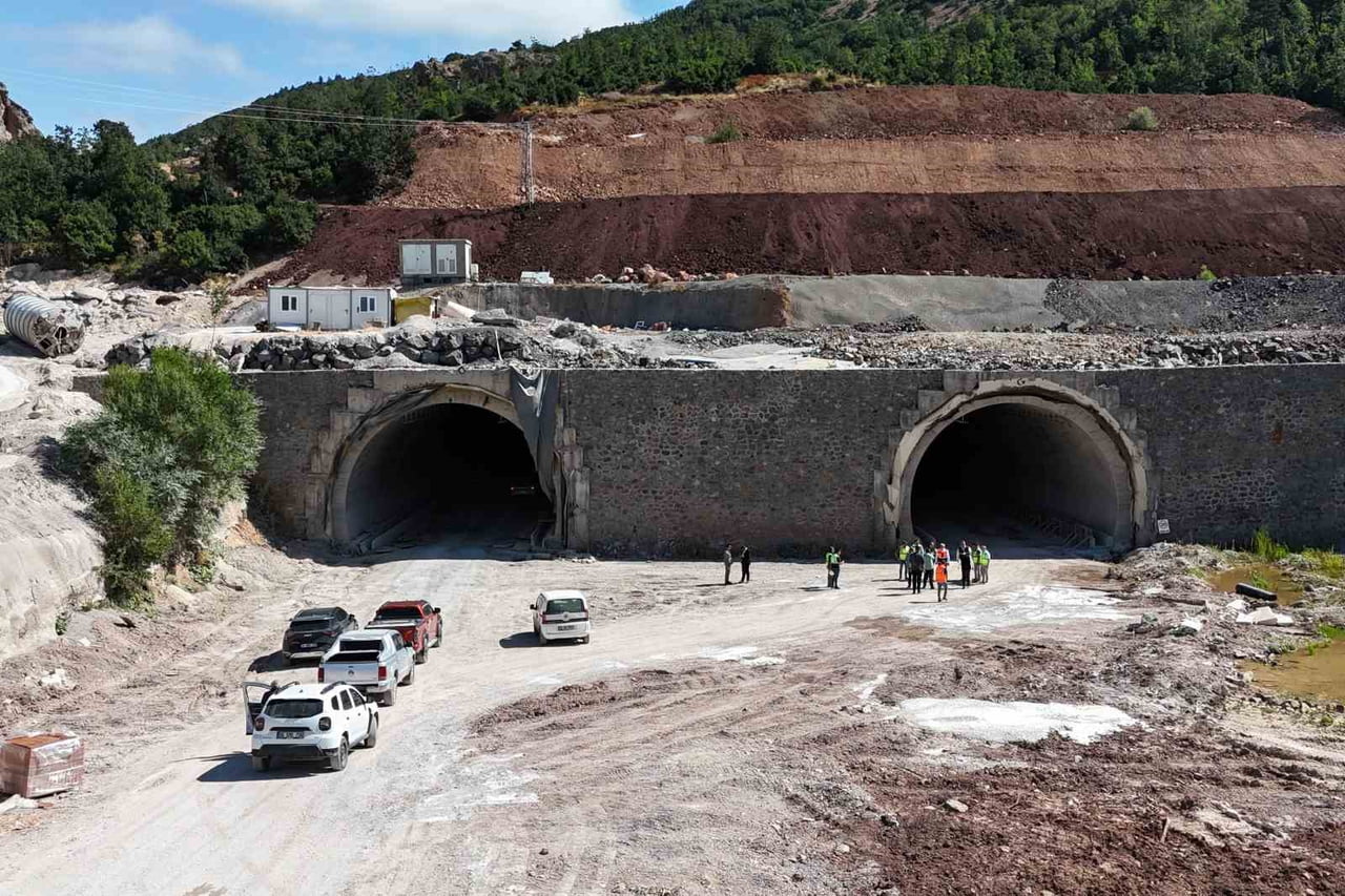 SİVAS VALİSİ YILMAZ ŞİMŞEK, SUŞEHRİ İLE ZARA İLÇELERİ ARASINDAKİ ULAŞIMI DAHA GÜVENLİ VE KONFORLU...