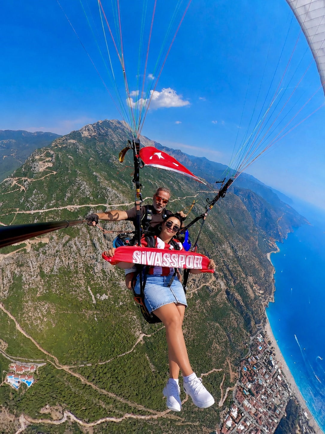 SİVASLI MERAL BAHTİYAR, FETHİYE'DE YAMAÇ PARAŞÜTÜ YAPARKEN SİVASSPOR ATKISI AÇTI