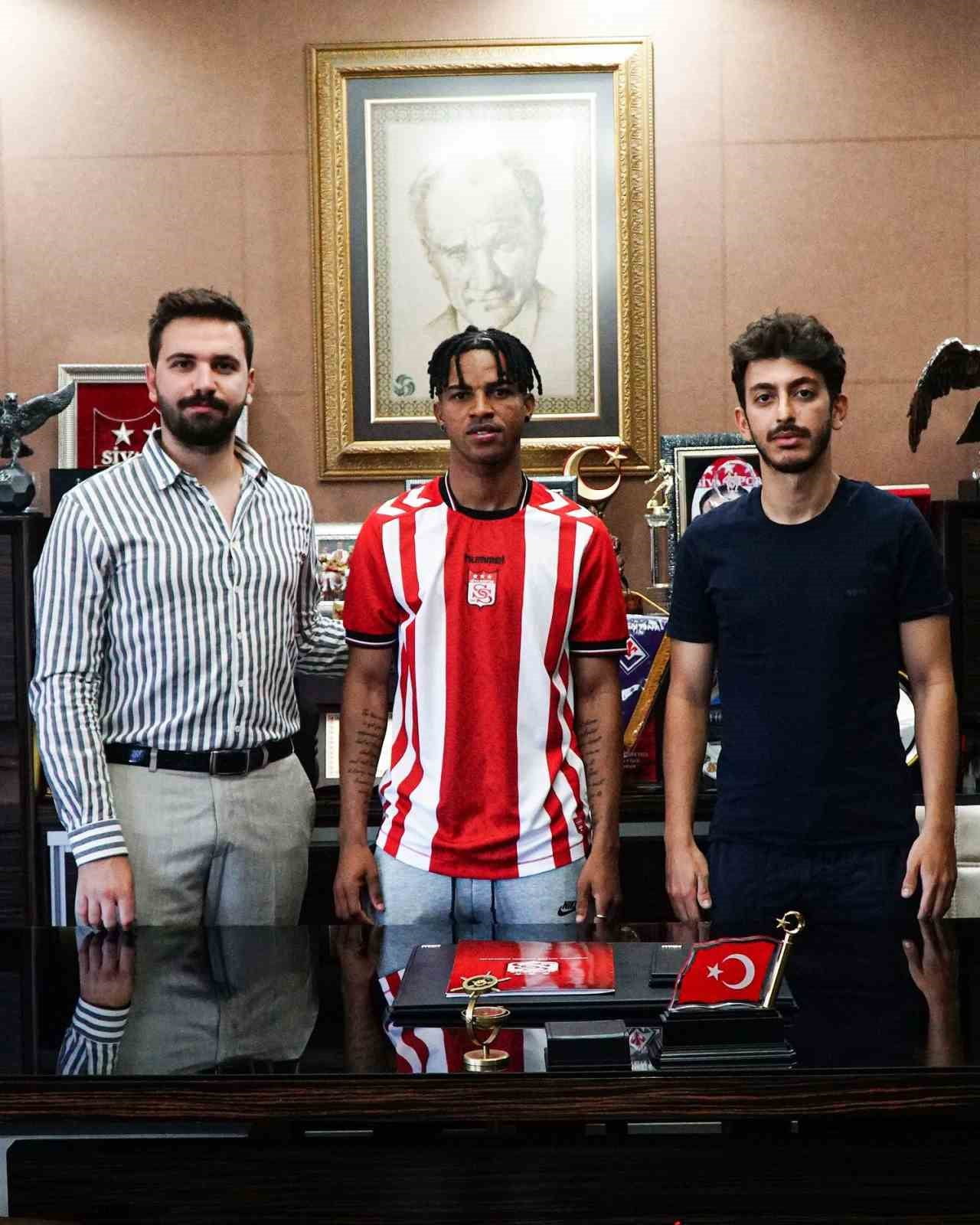 SİVASSPOR, HÜCUM HATTINI GÜÇLENDİRMEK İÇİN APOLLON LİMASSOL FORMASI GİYEN 21 YAŞINDAKİ GANALI...