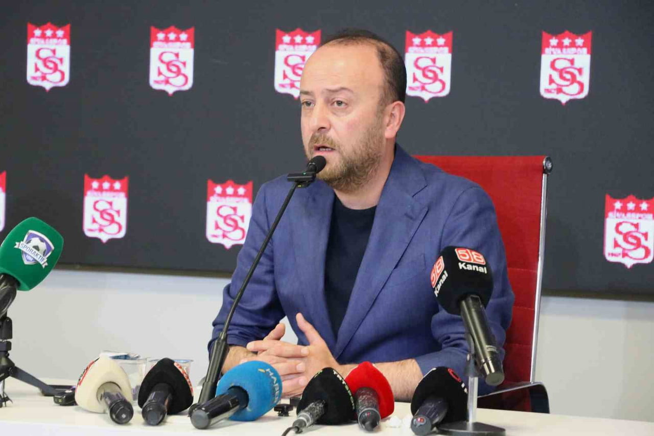 SİVASSPOR KULÜP BAŞKANI BURAK ÖZÇOBAN, YENİ SEZON PLANLAMASINDA MALİ DENGELERİN KORUNMASININ...