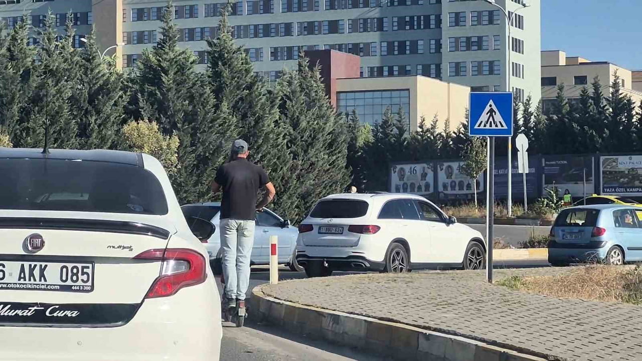 SKİŞEHİR'DE BİR ELİYLE CEP TELEFONUYLA KONUŞURKEN DİĞER ELİYLE E-SKUTER KULLANAN SÜRÜCÜNÜN...