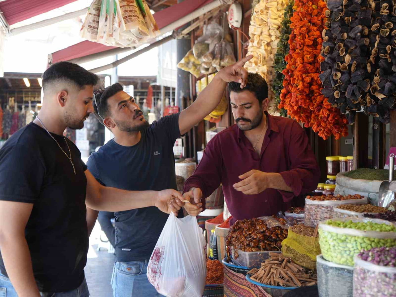 SOĞUK ALGINLIĞI VE GRİP ŞİKAYETİ YAŞAYAN VATANDAŞLAR, ÇAREYİ AKTARLARDA SATILAN DOĞAL BİTKİ...