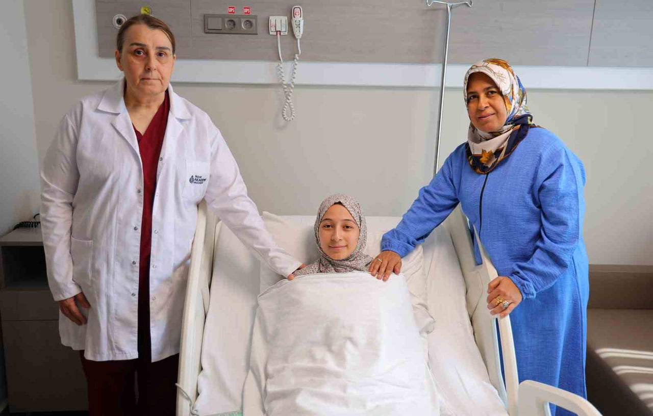 (SOLDAN SAĞA) DR. FERAH KAZANCI, HATİCE AKDERE VE HASTANIN ANNESİ