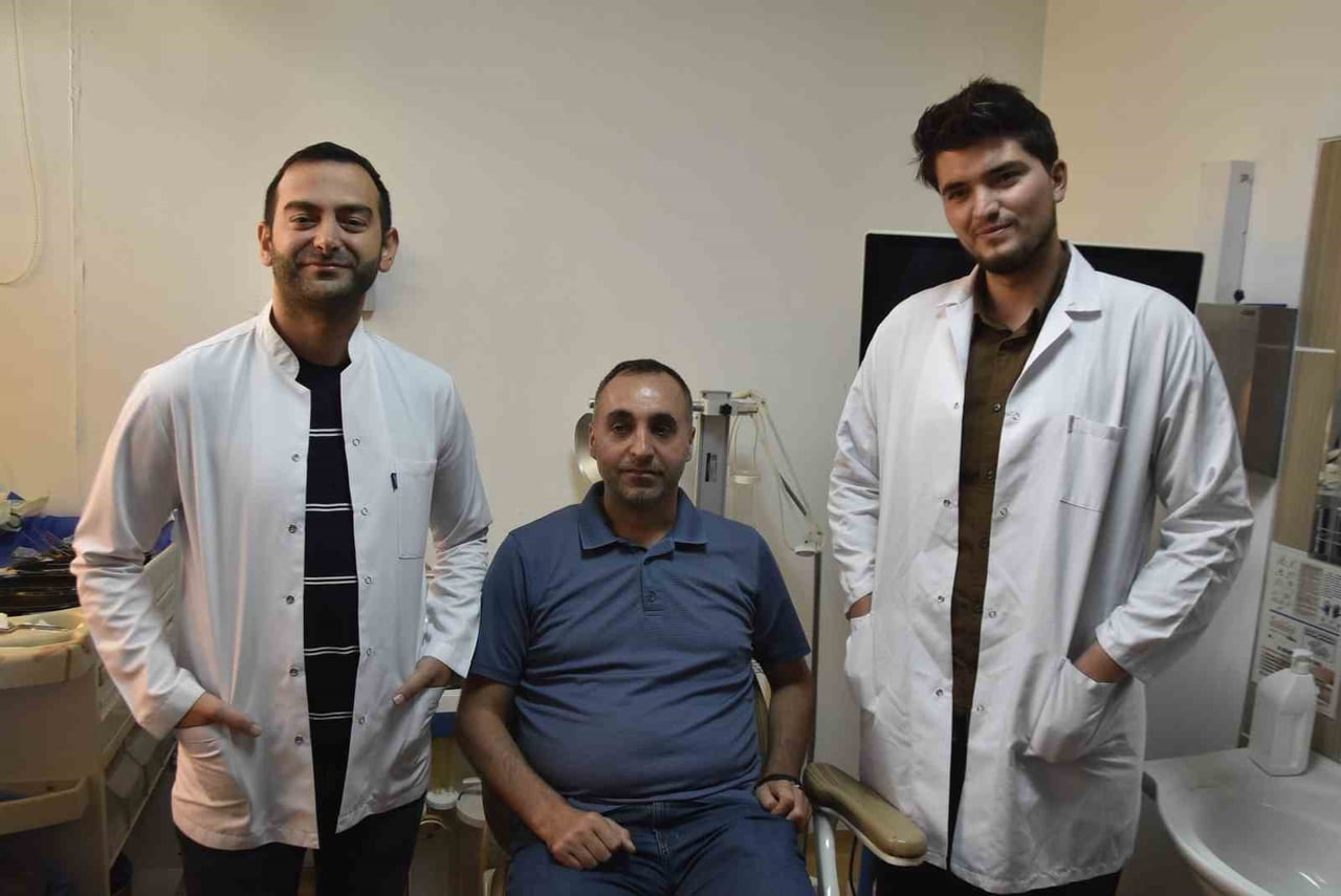 (SOLDAN SAĞA) OPERATÖR DR. SİNAN KIR, HASTA OSMAN DAYAN, OP. DR. MUHAMMED ALİ TOMRİS