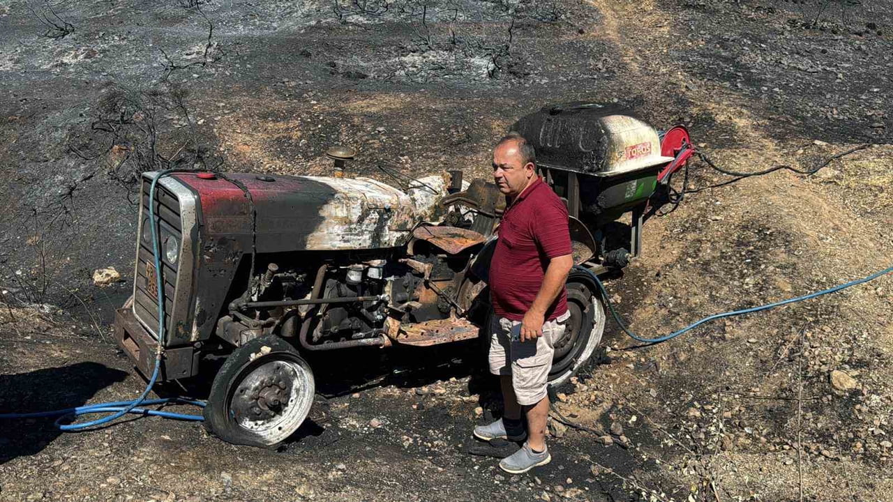 SON ANDA KAÇARAK CANINI KURTARAN AYDIN’IN TRAKTÖRÜ TAMAMEN YANARKEN, HASTANEDE TEDAVİ ALTINA...