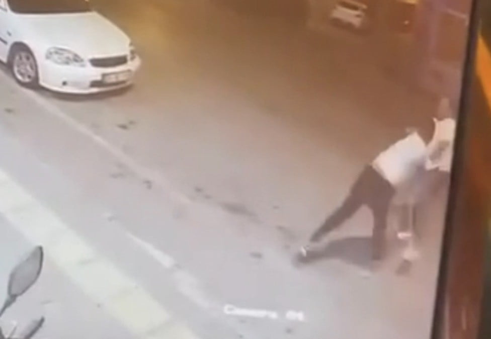 SÖZLÜ TARTIŞMA BÜYÜDÜ, YUMRUKLAR HAVADA UÇUŞTU