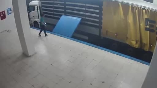 Suç örgütü şüphelisi tırın gizli bölmesinde yurt dışına kaçmaya çalışırken...