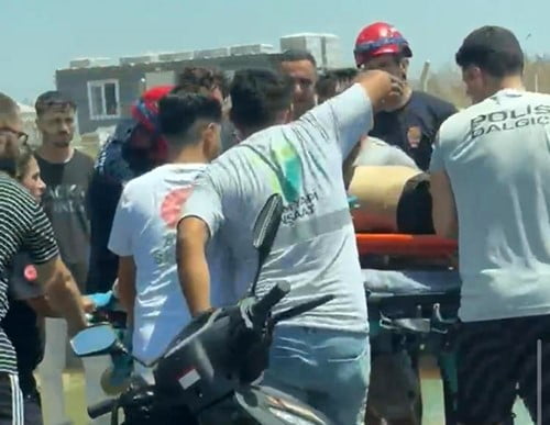 SULAMA KANALINA DÜŞEN BİR KİŞİ, EKİPLERİN ÇALIŞMASIYLA SUDAN ÇIKARILARAK HASTANEYE...