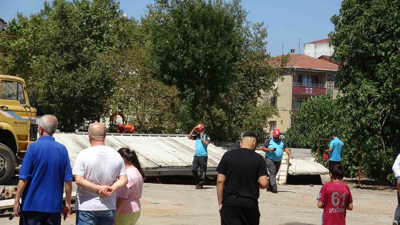 SULTANBEYLİ’DE SABİTLEME ÇALIŞMASI YAPILMADAN VİNÇLE KALDIRILAN ÇELİK KONSTRÜKSİYON ÇATININ...