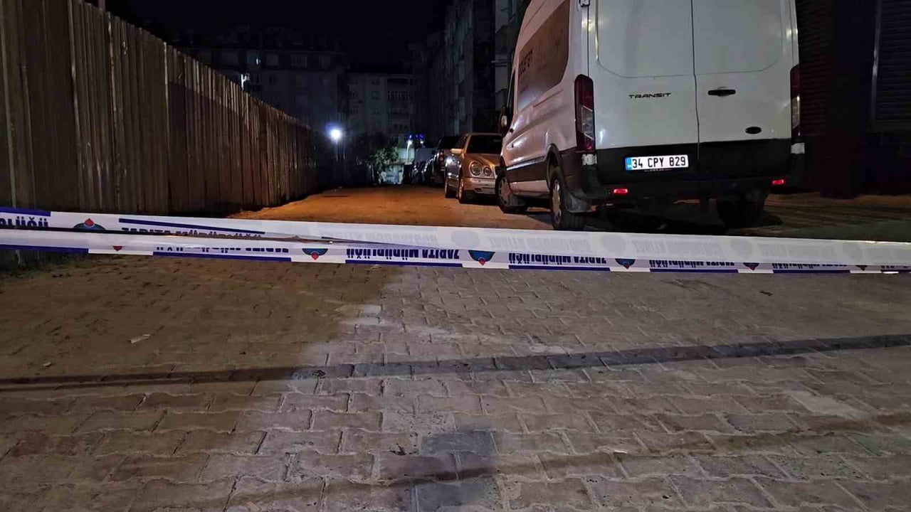 SULTANGAZİ'DE İNŞAAT SAHASINDA TOPRAK KAYINCA YOLDA ÇATLAMA MEYDANA GELDİ