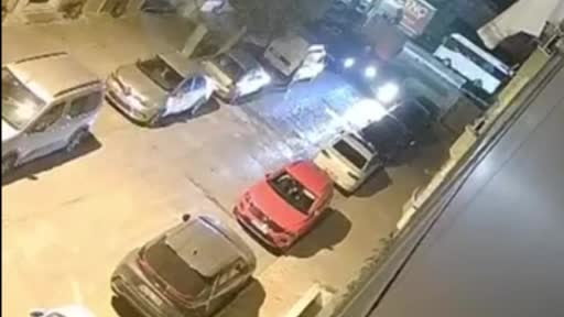 Sultangazi’de sokak ortasında otomobile silahlı saldırı kamerada