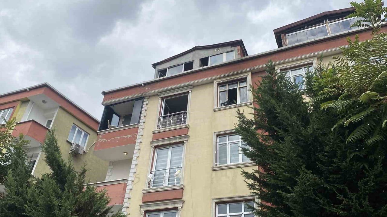 SULTANGAZİ İLÇESİNDE BİR DAİRENİN ÇOCUK YATAK ODASINDA BAŞLAYAN YANGIN KISA SÜREDE TÜM EVİ...